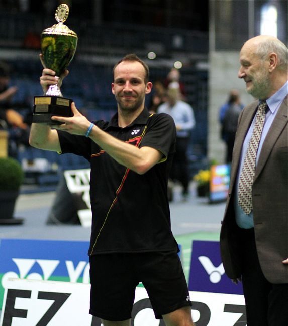 Alexander Roovers erhält den Markus-Keck-Gedächtnispokal, © Badmintonfotos von Frank Kossiski