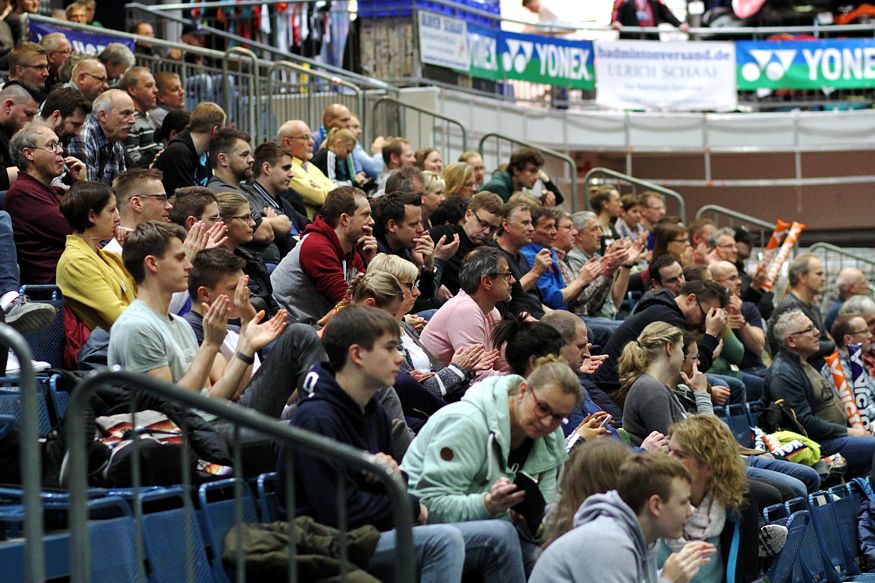 Volle Zuschauerränge in der Bielefelder Seidensticker-Halle, © Badmintonfotos von Frank Kossiski