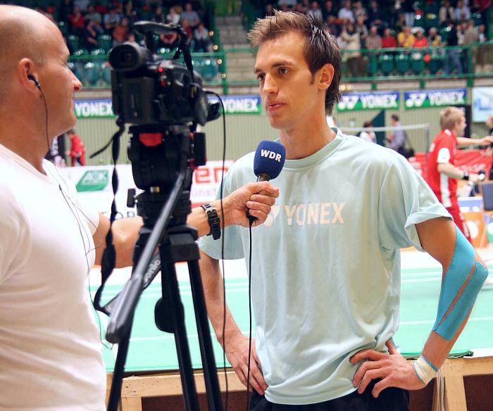 Marc Zwiebler im Fernsehen beim Badminton-Länderspiel Deutschland - England in Wuppertal, Foto: Frank Kossiski