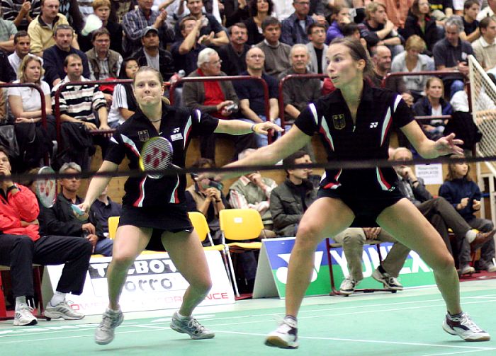 Sandra Marinello und Juliane Schenk beim Badminton-Länderspiel Deutschland - England in Erlangen, Foto: Frank Kossiski