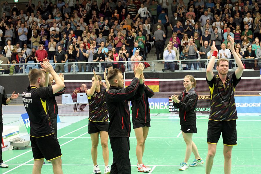 Standing Ovations der 1.721 Zuschauer nach dem 3:2-Sieg der deutschen Badminton-Nationalmannschaft über Japan, © Badmintonfotos von Frank Kossiski